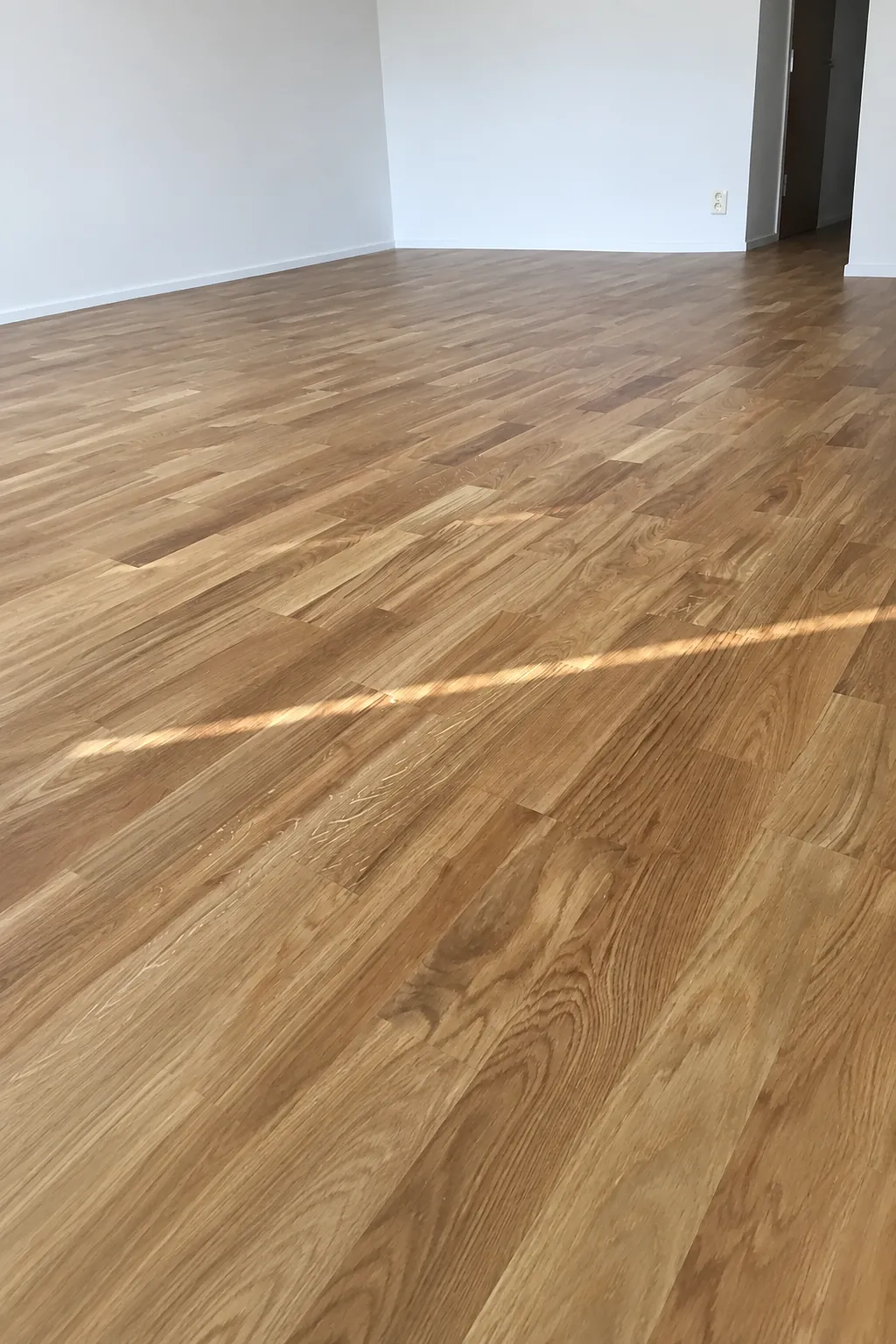 Nylagt trägolv med naturligt ljus – golvläggning av Casagon i Höör